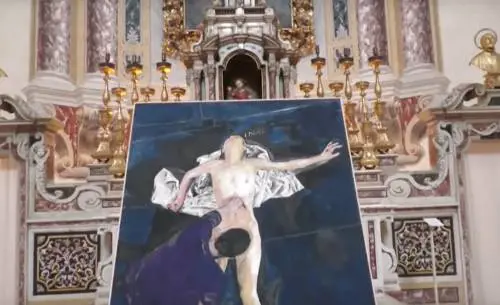 Entra in chiesa, danneggia un quadro e accoltella l'artista: caccia all'uomo a Carpi
