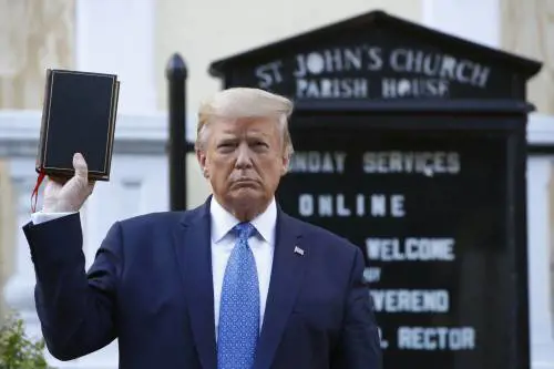 La Bibbia di Trump fa andare in tilt la sinistra