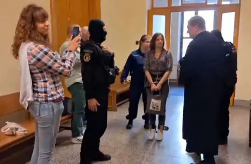 Salis vuol mostrarsi in catene. E suo papà si appella al Colle