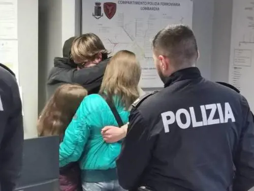 Edoardo Galli abbracciato dai familiari dopo il ritrovamento