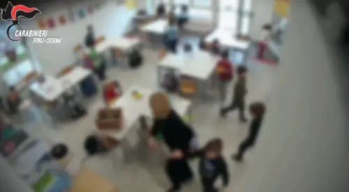 Cesena, insulti e schiaffi ad uno scolaro di 7 anni: insegnante di sostegno ai domiciliari