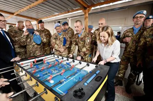 Meloni gioca a biliardino coi militari italiani: il match diventa virale