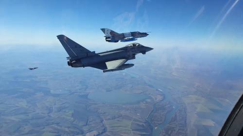 Eurofighter italiani intercettano caccia russi: alta tensione sul Baltico