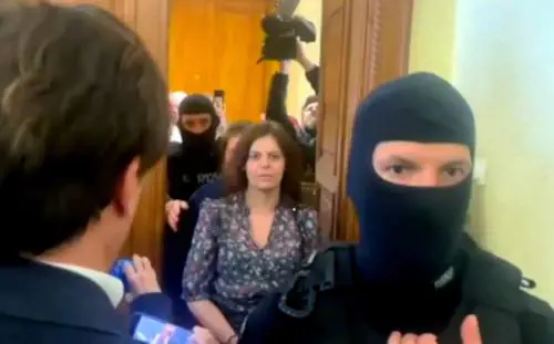 Ilaria Salis candidata alle Europee con Avs: l’annuncio di Bonelli e Fratoianni