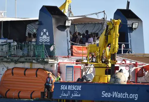 La Ong tedesca protesta pure per l'aeoroporto intitolato a Berlusconi