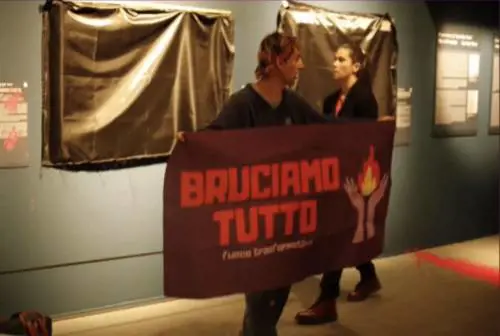 "No al patriarcato". E i vandali censurano la mostra con teli e vernice rossa