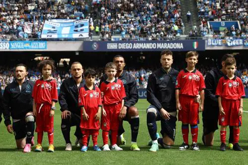 Napoli in ginocchio contro il razzismo: il gesto degli azzurri per Juan Jesus
