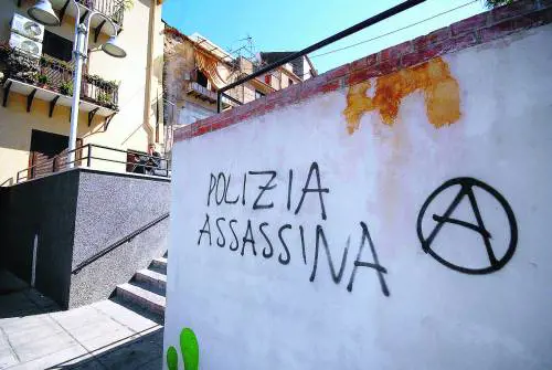 Agenti accerchiati al Corvetto: "Violenza e arroganza radicate"