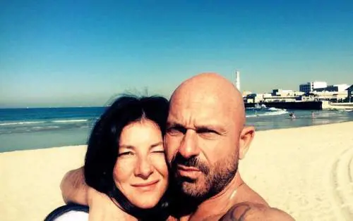 Addio a Daniela Shualy, moglie di Raiz, volto di Mare Fuori e leader degli Almamegretta