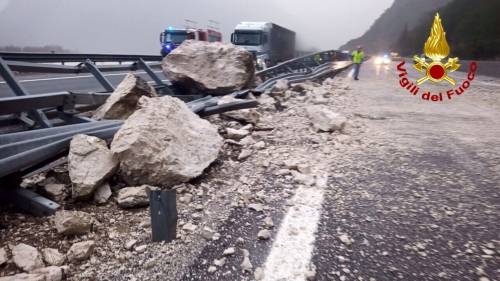 Una frana invade la A23. Autostrada chiusa tra Udine-Tarvisio