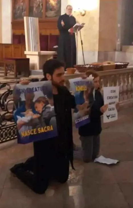 "Ogni vita è sacra". La follia degli animalisti che occupano una chiesa a Trieste