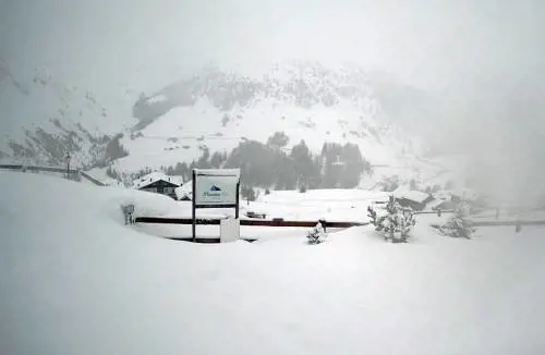 La bufera di neve, il vento, poi la slavina: Livigno isolata. "Situazione critica"