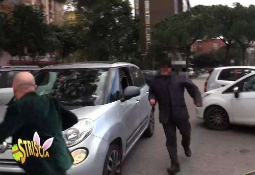 Napoli, parcheggiatore abusivo mette in fuga Luca Abete. Cosa è successo all'inviato di Striscia