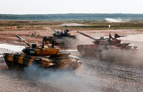 Tank in movimento ai confini dell'Ue: cosa c'è dietro la mossa della Bielorussia