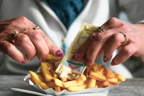 Alimentazione, cenare dopo le 23 aumenta il rischio mortalità: lo studio