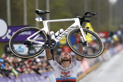 Fiandre, i tifosi tirano birra contro Van der Poel. Lui vince lo stesso