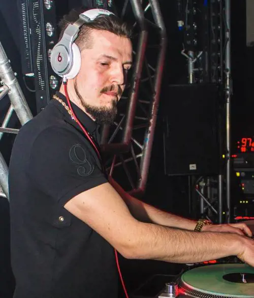 Ferrari in fiamme dopo lo schianto a 200 all'ora: chi era "Dj Style Q", una delle due vittime