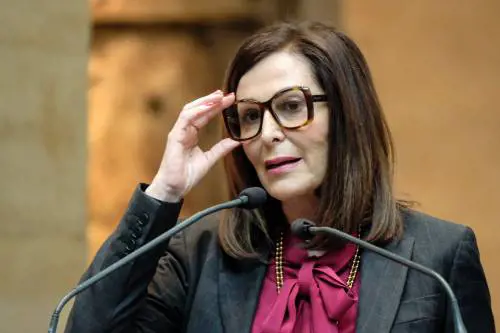L'opposizione incartata sulle due mozioni. I centristi si sfilano, l'imbarazzo dei grillini
