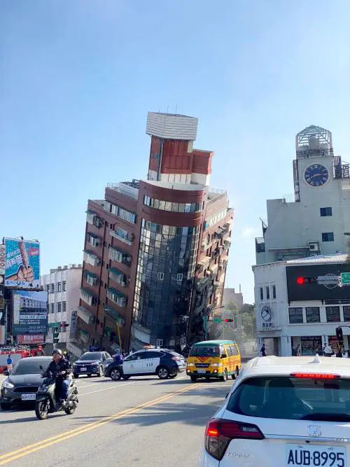 Terremoto a Taiwan: almeno 9 morti e 700 feriti. Decine di persone sotto le macerie