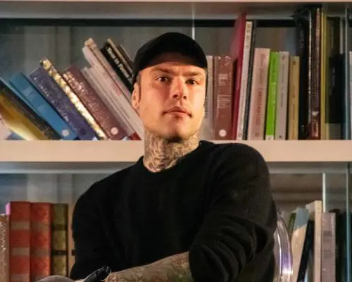 "Sempre con una guardia del corpo". Fedez a Roma tra sicurezza e incontri segreti