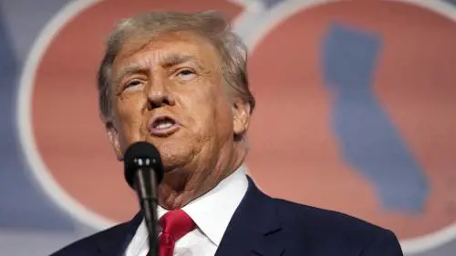 Trump in tribunale per l'ex pornostar. E cerca il grande show: "Testimonierò"