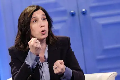 Schlein: "Caso gravissimo". Conte blocca le primarie