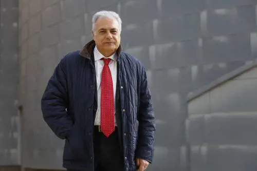 "Ilaria non ha potuto dimostrare l'innocenza". Il padre di Salis in campagna elettorale a Taranto