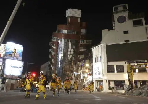 Sisma e morti a Taiwan: ansia per i sepolti vivi. Aiuto (e minacce) da Xi