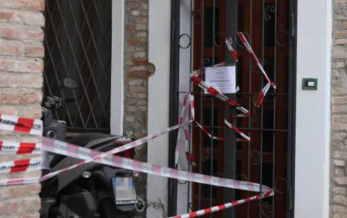 "Vene dei polsi recise". Uccide la compagna, poi si toglie la vita