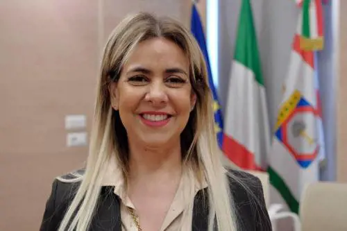"Voti comprati in Puglia". Si dimette assessora dem, arrestati marito e sindaco