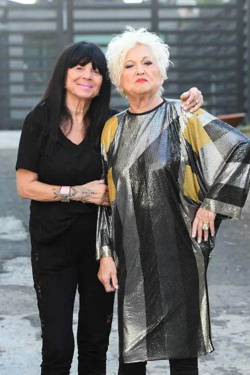 In giro con la Lamborghini, a tavola con lo champagne. La nuova vita Wanna Marchi e Stefania Nobile