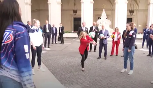 Meloni palleggia con Egonu e le giocatrici del volley femminile italiano