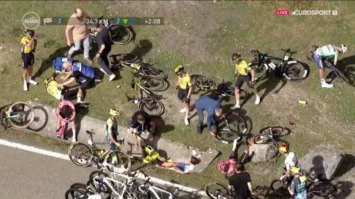 Giro dei Paesi Baschi, grave caduta per Vingegaard, Evenepoel e Roglic: cosa è successo