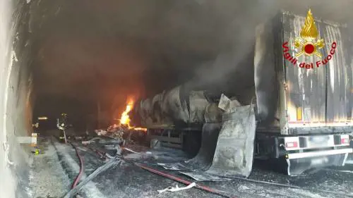 L'incidente, il rogo in galleria, i morti. Paura sulla A14, traffico in tilt