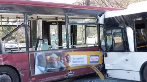 Roma, autista perde il controllo: scontro tra bus. 18 feriti, neonata grave