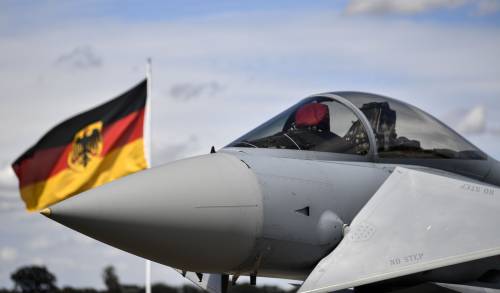 Caccia tedeschi intercettano l'aereo spia russo: la tensione resta alta sul Baltico