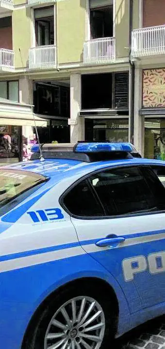 Difende una donna, pestato da ragazzini