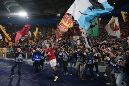 Mancini sventola la bandiera della Lazio con un topo: bufera dopo il derby
