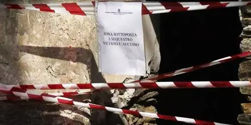 Il camper rosso, il corpo in posizione fetale, la chiesa sconsacrata: caccia all'uomo in Valle d'Aosta