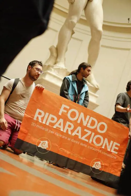 Incatenati al David di Michelangelo: l'ennesimo sfregio degli eco-vandali