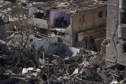 Teheran minaccia le ambasciate. Bibi: "Tregua se gli ostaggi liberi"