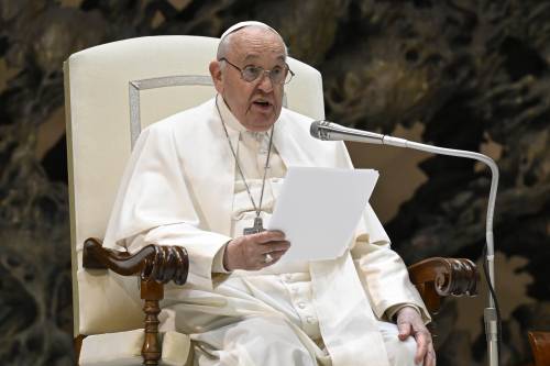 "Teoria pericolosa": Vaticano anti-gender. Ma il vescovo va all'evento Lgbt