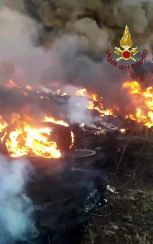 "Tenete le finestre chiuse". Allarme ad Ardea: a fuoco una discarica abusiva di 5mila mq