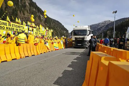 Prosciutti danesi e uva indiana: blitz della Coldiretti al Brennero contro il "fake in Italy"