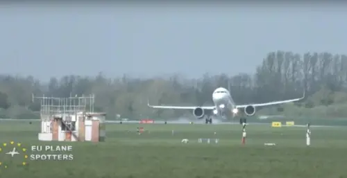 Paura sul Venezia-Dublino: l’aereo non atterra per la tempesta | Video