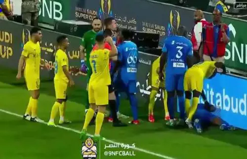 Colpisce avversario e minaccia arbitro: la follia di Cristiano Ronaldo