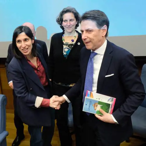 La stretta di mano e lo sguardo. Schlein incontra Conte: cos'è successo al convegno