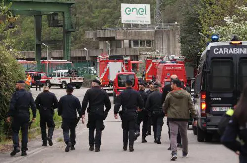 Intrappolati a 50 metri: così i sommozzatori provano a salvare i dispersi di Suviana