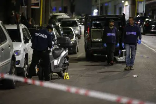 Sparatoria in strada, un uomo gambizzato a Milano: è caccia all'aggressore