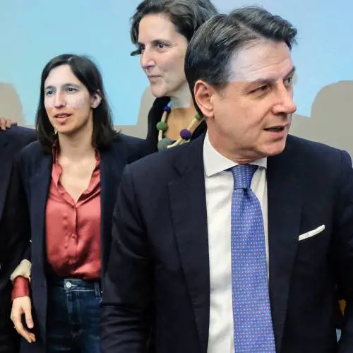 Schlein nei guai con il Pd. E fa la posta a Conte